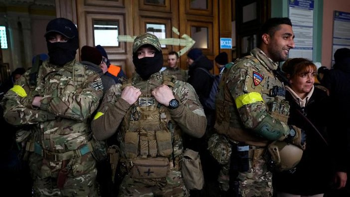 Mercenari italiani per Kiev, fra cui i neonazisti di Azov: i numeri divergono
