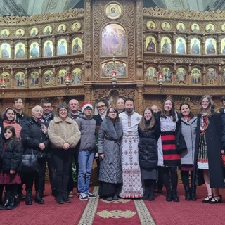 Nella foto padre Vasile Doroftei in mezzo alla comunità ortodossa di Bra, dopo la benedizione