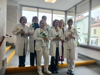 Zonta Saluzzo: rose gialle alle donne medico  (1)