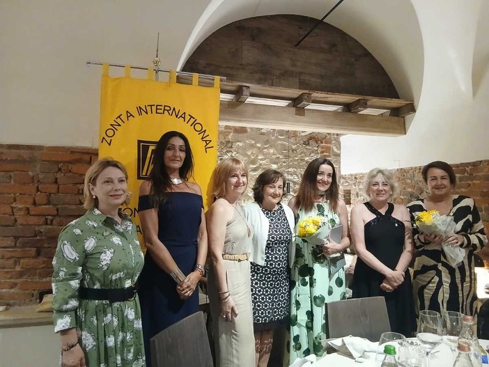 Zonta Saluzzo, la nuova presidente Maria Barrera e l'ingresso di sue nuove socie: Lucia Fracassi e Manuela Rosso Zonta Saluzzo, la nuova presidente Maria Barrera e l'ingresso di sue nuove socie: Lucia Fracassi e Manuela Rosso