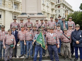 Penne nere Ana Saluzzo, in sfilata all'adunata di Geova 2026- foto Paola Ravazzi, madrina Ana Monviso