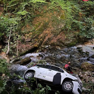 L'auto della donna recuperata nel greto del torrente Grana