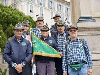 Penne nere Ana Saluzzo, in sfilata all'adunata di Geova 2026- foto Paola Ravazzi, madrina Ana Monviso