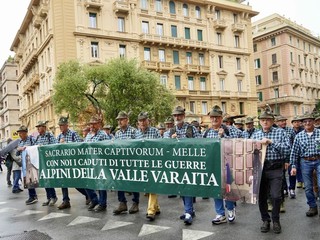 Penne nere Ana Saluzzo, in sfilata all'adunata di Geova 2026- foto Paola Ravazzi, madrina Ana Monviso