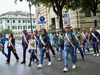 Penne nere Ana Saluzzo, in sfilata all'adunata di Geova 2026- foto Paola Ravazzi, madrina Ana Monviso
