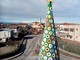 Un abete cucito a mano e alto dieci metri accende il Natale a Pianfei