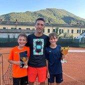 Alessandro Riba con due giovani tennisti Alessandro Riba con due giovani tennisti