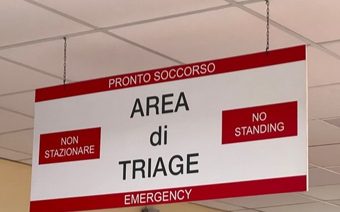 Tensione al pronto soccorso di Cuneo: 22enne dà in escandescenze