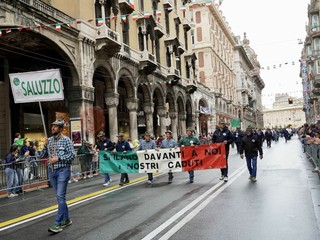 Penne nere Ana Saluzzo, in sfilata all'adunata di Geova 2026- foto Paola Ravazzi, madrina Ana Monviso