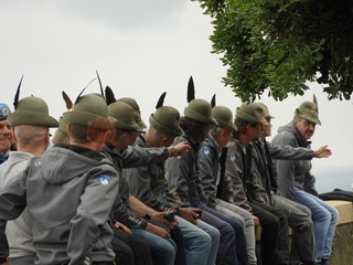 Penne nere Ana Saluzzo, in sfilata all'adunata di Geova 2026- foto Paola Ravazzi, madrina Ana Monviso