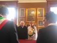 Il rito civile di matrimonio officiato (da Domenico Andreis) di Fabrizio Allasia e Dhaiba Ahmadou nella sala rossa del Comune