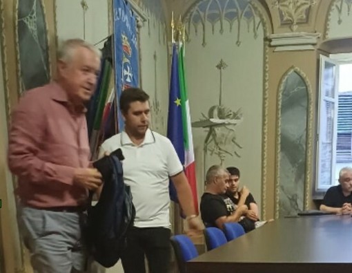 Il momento della protesta della minoranza che abbandona l'aula in Consiglio comunale