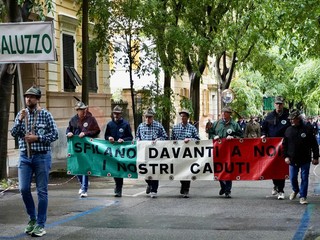 Penne nere Ana Saluzzo, in sfilata all'adunata di Geova 2026- foto Paola Ravazzi, madrina Ana Monviso