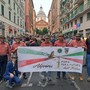 Alpini braidesi con lo striscione disegnato da Francesca Semeraro