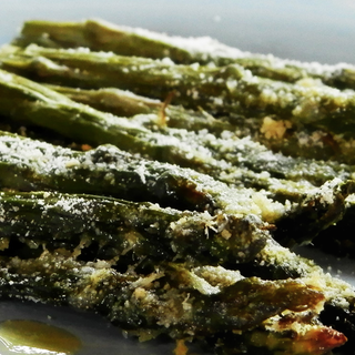 Mercoledì veg: Asparagi gratinati con sale Kala Namak