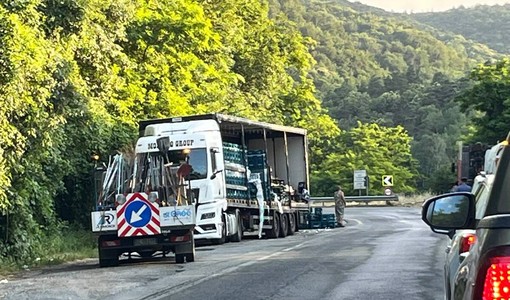 Ceva-Nucetto, autoarticolato perde il carico sulla statale 28: traffico in tilt Ceva-Nucetto, autoarticolato perde il carico sulla statale 28: traffico in tilt