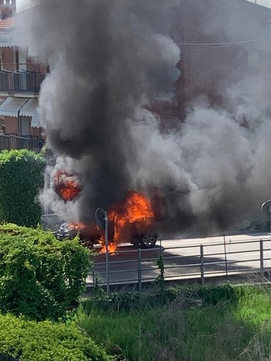 L'auto in fiamme nello scatto pubblicato da Elisa Motta sul gruppo Facebook &quot;Sei di Alba se...&quot;