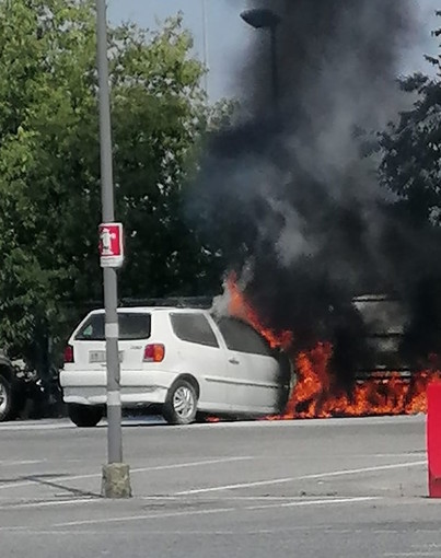 Auto in fiamme nel parcheggio del “Mercatò” di Saluzzo: intervengono i Vigili del fuoco