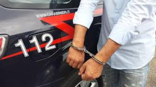 Fuggito all'arresto per violenza sessuale, viene beccato a vendere Marijuana: i carabinieri arrestano un 36enne
