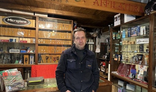 Chiude l'Antica Coltelleria Broard di Pinerolo: il titolare si reinventa e apre il museo dell'ultimo arrotino a Pontechianale