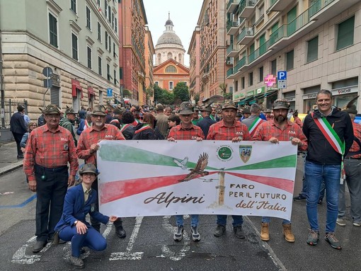 Alpini braidesi con lo striscione disegnato da Francesca Semeraro Alpini braidesi con lo striscione disegnato da Francesca Semeraro