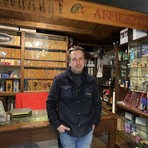 Chiude l'Antica Coltelleria Broard di Pinerolo: il titolare si reinventa e apre il museo dell'ultimo arrotino a Pontechianale