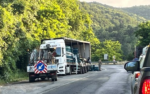 Ceva-Nucetto, autoarticolato perde il carico sulla statale 28: traffico in tilt
