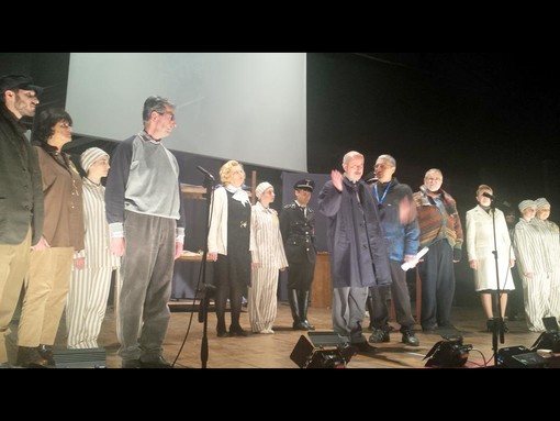 Saluzzo, il Cast di attori e regista al Politeama riceve l'applauso del pubblico