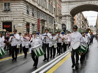 Penne nere Ana Saluzzo, in sfilata all'adunata di Geova 2026- foto Paola Ravazzi, madrina Ana Monviso