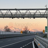 Asti-Cuneo, il grido di lavoratori e pendolari: "Un'opera essenziale degna di un paese normale, ma rischia di essere una bella spremitura di portafogli" Asti-Cuneo, il grido di lavoratori e pendolari: "Un'opera essenziale degna di un paese normale, ma rischia di essere una bella spremitura di portafogli"