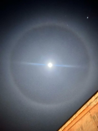 Alone lunare, spettacolo nella notte ieri a Cuneo Alone lunare, spettacolo nella notte ieri a Cuneo