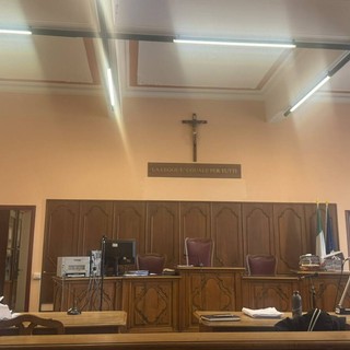 "Voglio essere solo una teenager e stare in pace", l'incubo dei maltrattamenti commessi dal patrigno scritti nel diario segreto: il pm chiede 3 anni e 8 mesi di carcere