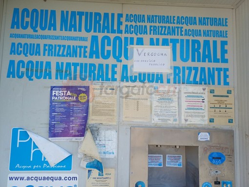 La casetta dell'acqua fuori servizio da metà agosto, il cartello comparso stamattina: "Vergogna" La casetta dell'acqua fuori servizio da metà agosto, il cartello comparso stamattina: "Vergogna"