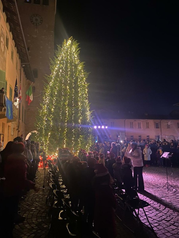 Accensione dell’albero di Natale di Cherasco: grande festa ed atmosfera suggestiva