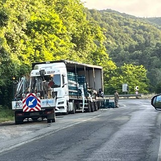 Ceva-Nucetto, autoarticolato perde il carico sulla statale 28: traffico in tilt