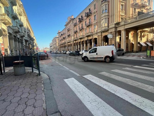 Dieci minuti alla finestra e decine di infrazioni: l'incrocio di corso Nizza è una giungla Dieci minuti alla finestra e decine di infrazioni: l'incrocio di corso Nizza è una giungla