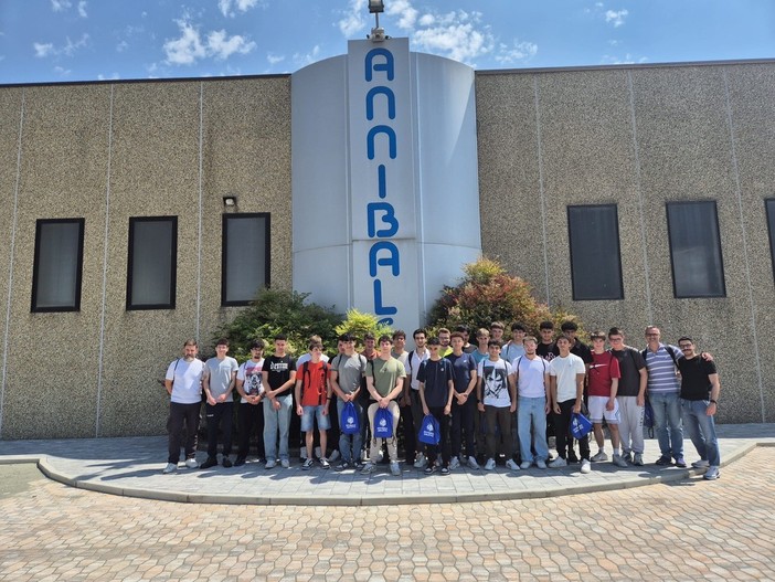 Racconigi, gli studenti dell'Arimondi Eula in visita alla sede dell'Annibale Viterie Racconigi, gli studenti dell'Arimondi Eula in visita alla sede dell'Annibale Viterie