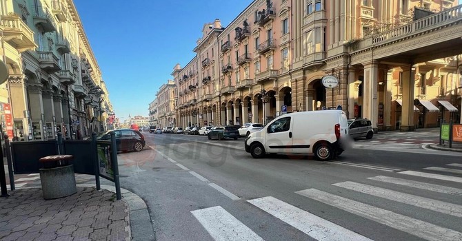 Dieci minuti alla finestra e decine di infrazioni: l'incrocio di corso Nizza è una giungla