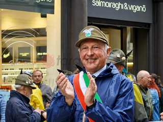 Penne nere Ana Saluzzo, in sfilata all'adunata di Geova 2026- foto Paola Ravazzi, madrina Ana Monviso