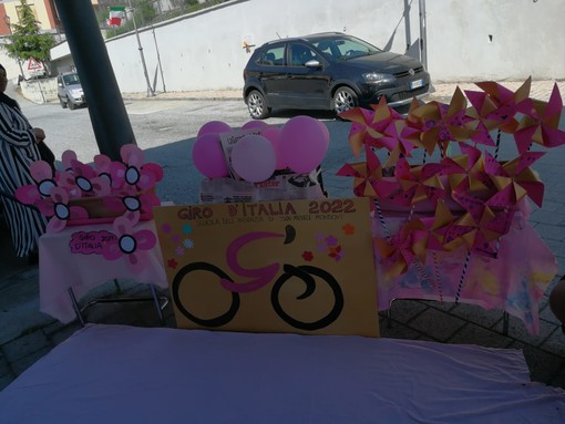 I bambini della scuola dell'infanzia di San Michele in festa per il Giro d'Italia