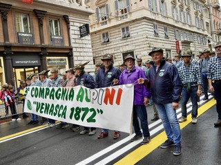 Penne nere Ana Saluzzo, in sfilata all'adunata di Geova 2026- foto Paola Ravazzi, madrina Ana Monviso
