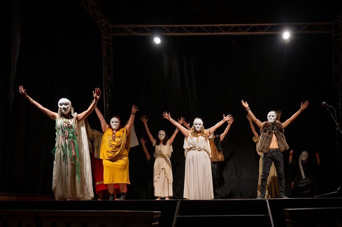 A Fossano “Il Giardini degli Dei”: bella esibizione degli ”attori in corso”