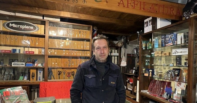 Chiude l'Antica Coltelleria Broard di Pinerolo: il titolare si reinventa e apre il museo dell'ultimo arrotino a Pontechianale