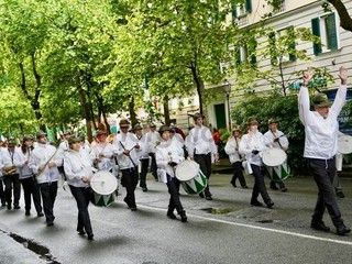 Penne nere Ana Saluzzo, in sfilata all'adunata di Geova 2026- foto Paola Ravazzi, madrina Ana Monviso