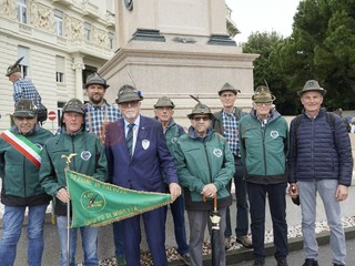 Penne nere Ana Saluzzo, in sfilata all'adunata di Geova 2026- foto Paola Ravazzi, madrina Ana Monviso