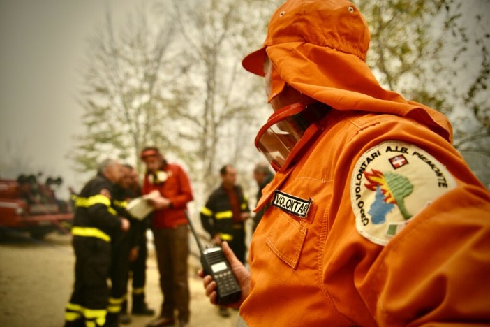 L'ombra del dolo su un incendio sterpaglie a Govone: notte di superlavoro per Vigili del Fuoco e AIB L'ombra del dolo su un incendio sterpaglie a Govone: notte di superlavoro per Vigili del Fuoco e AIB