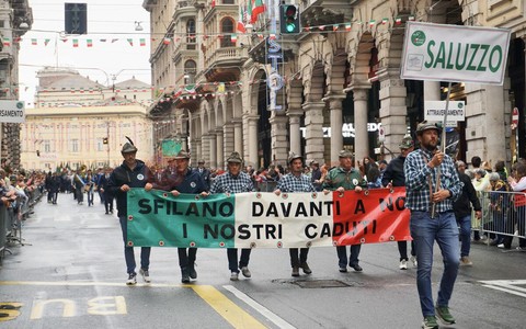 Ana Saluzzo in sfilata all'adunata di Genova