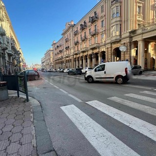 Dieci minuti alla finestra e decine di infrazioni: l'incrocio di corso Nizza è una giungla