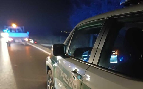 Auto esce di strada a Cherasco, non ci sono feriti