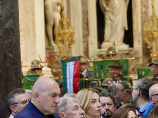 Penne nere Ana Saluzzo, in sfilata all'adunata di Geova 2026- foto Paola Ravazzi, madrina Ana Monviso